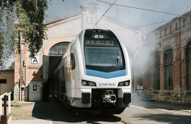 Dunakeszi, 2019. július 16. Kigördül a MÁV-Start megrendelésére készült első nagykapacitású KISS emeletes motorvonat a Dunakeszi Járműjavító gyártócsarnokából 2019. július 16-án. MTI/Máthé Zoltán Dunakeszi, 2019. július 16. Kigördül a MÁV-Start megrendelésére készült első nagykapacitású KISS emeletes motorvonat a Dunakeszi Járműjavító gyártócsarnokából 2019. július 16-án. MTI/Máthé Zoltán