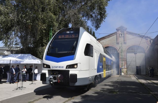 Dunakeszi, 2019. július 16. Kigördül a MÁV-Start megrendelésére készült első nagykapacitású KISS emeletes motorvonat a Dunakeszi Járműjavító gyártócsarnokából 2019. július 16-án. MTI/Máthé Zoltán Dunakeszi, 2019. július 16. Kigördül a MÁV-Start megrendelésére készült első nagykapacitású KISS emeletes motorvonat a Dunakeszi Járműjavító gyártócsarnokából 2019. július 16-án. MTI/Máthé Zoltán